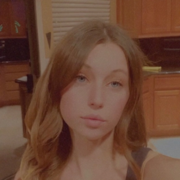 Meet your Posher, Laura - Picture 1 of 1